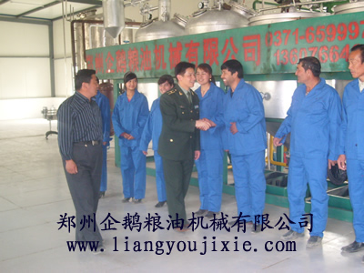 意大利軍界領(lǐng)導(dǎo)視察我公司榨油機(jī)設(shè)備生產(chǎn)現(xiàn)場(chǎng)