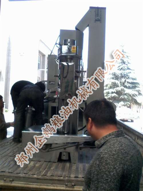 小型榨油機發(fā)貨通知：青海客戶的榨油機已經(jīng)裝(圖1)