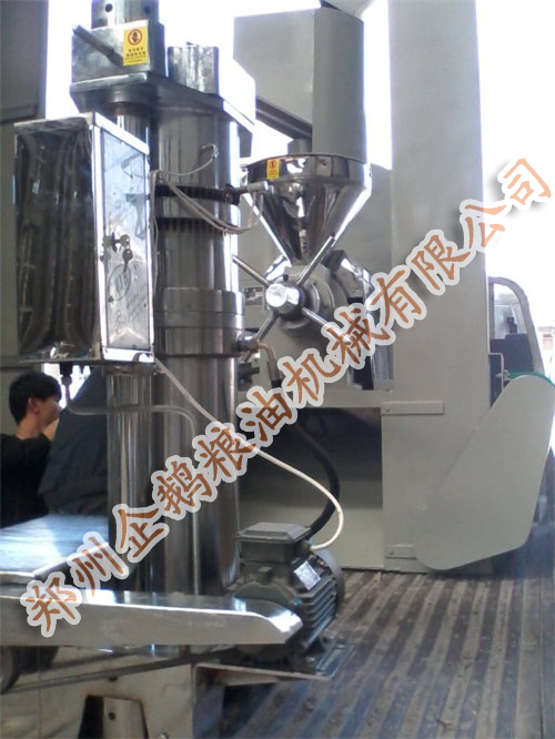 小型榨油機發(fā)貨通知：青?？蛻舻恼ビ蜋C已經(jīng)裝(圖2)