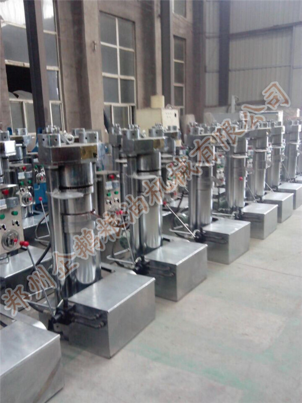 小型榨油機設(shè)備車間一覽(圖1)