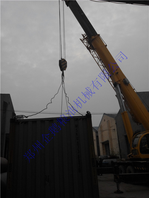 鄭州榨油機(jī)廠設(shè)備出口國外發(fā)貨現(xiàn)場(圖1) 鄭州榨油機(jī)廠設(shè)備出口國外發(fā)貨現(xiàn)場(圖1)