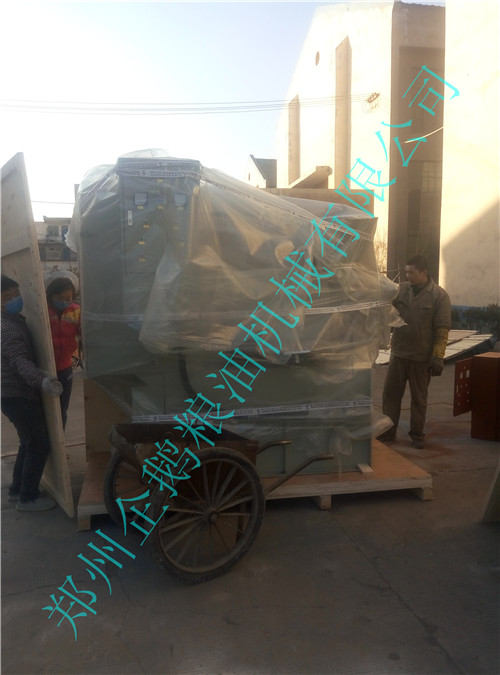 出口100型螺旋榨油機設(shè)備裝箱包裝中(圖1)