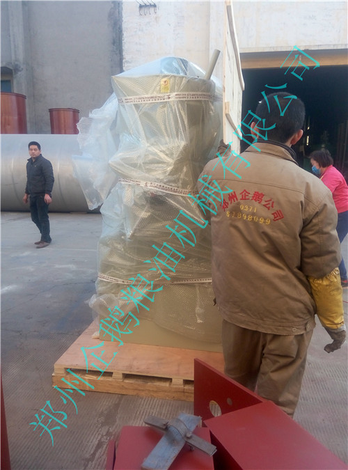 出口100型螺旋榨油機設(shè)備裝箱包裝中(圖2)