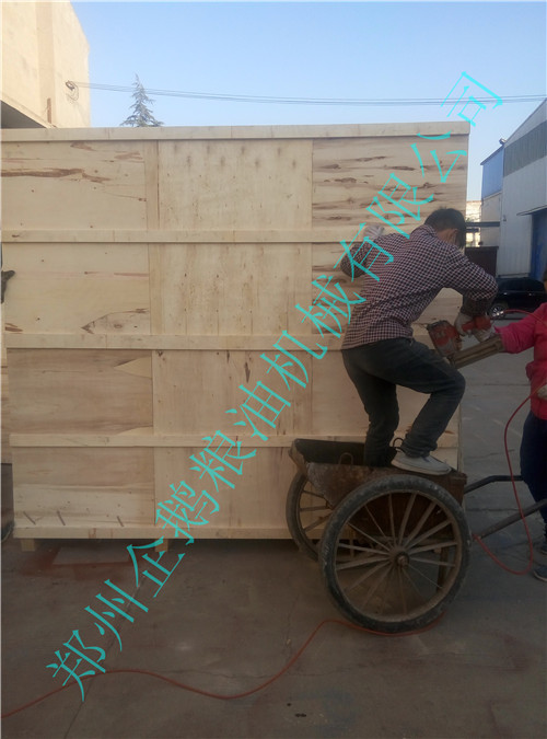 出口100型螺旋榨油機設(shè)備裝箱包裝中(圖3)