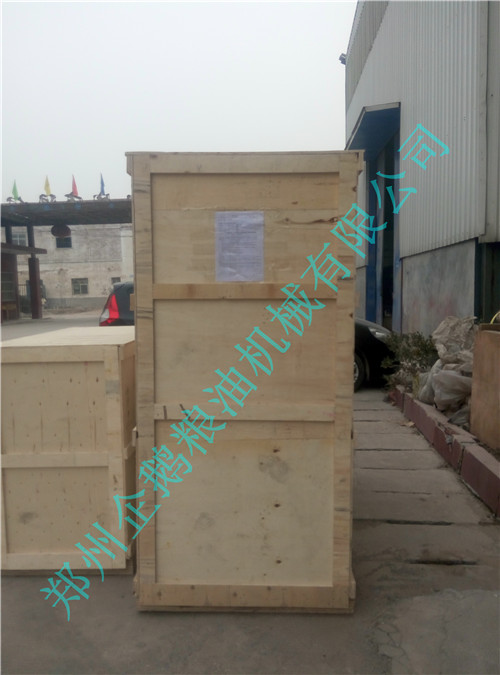 泰國客戶預(yù)定的小型榨油機(jī)今出廠到青島港(圖1)