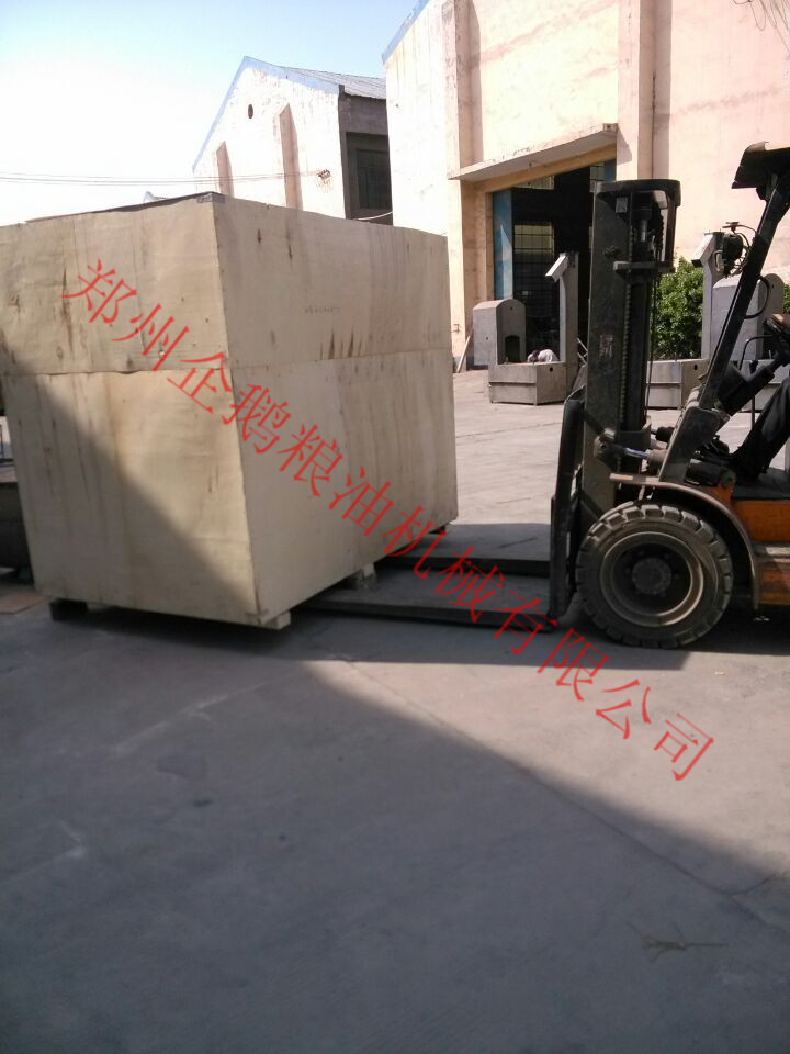 鄭州企鵝出口的榨油機(jī)發(fā)貨啦！(圖1)